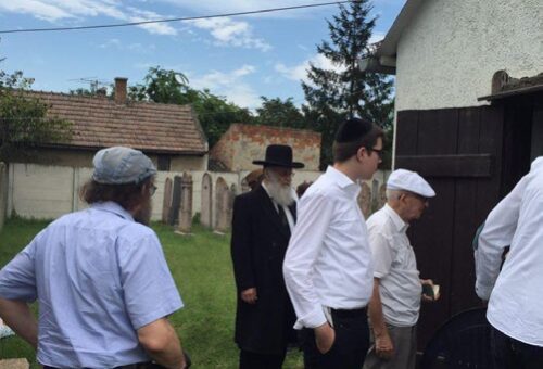 Vistors entering Ohel