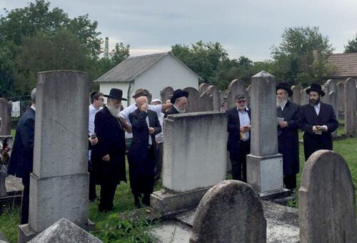 Kaddish being recited in the Veitzen cemetery